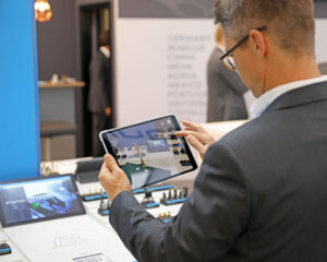 Ingun Messekonzept Besucher mit Tablett auf der Messe